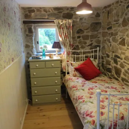 Corentin Cottages - Stewart Morpurgo Guest house Plomodiern